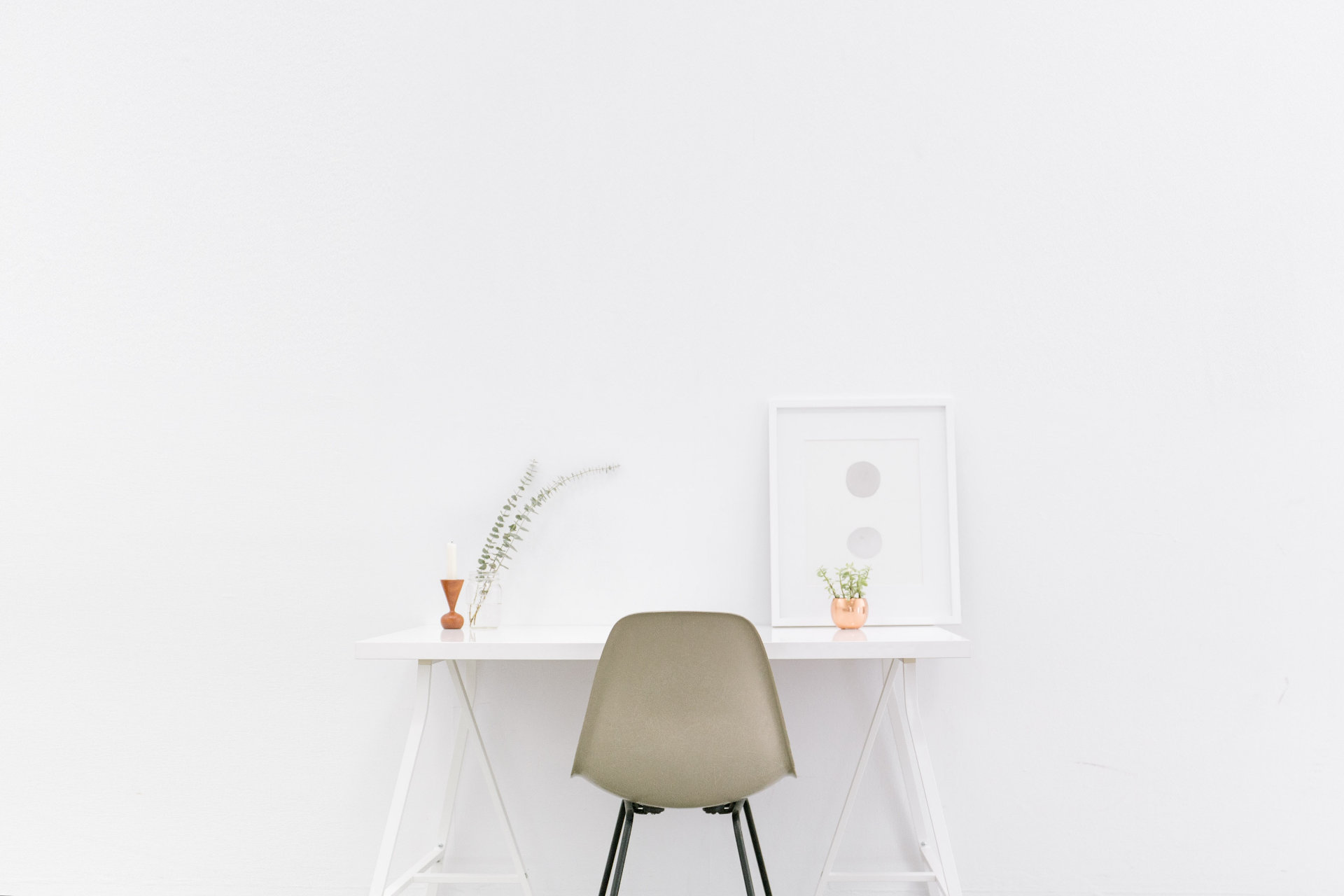 A minimalist workspace will help you focus on work